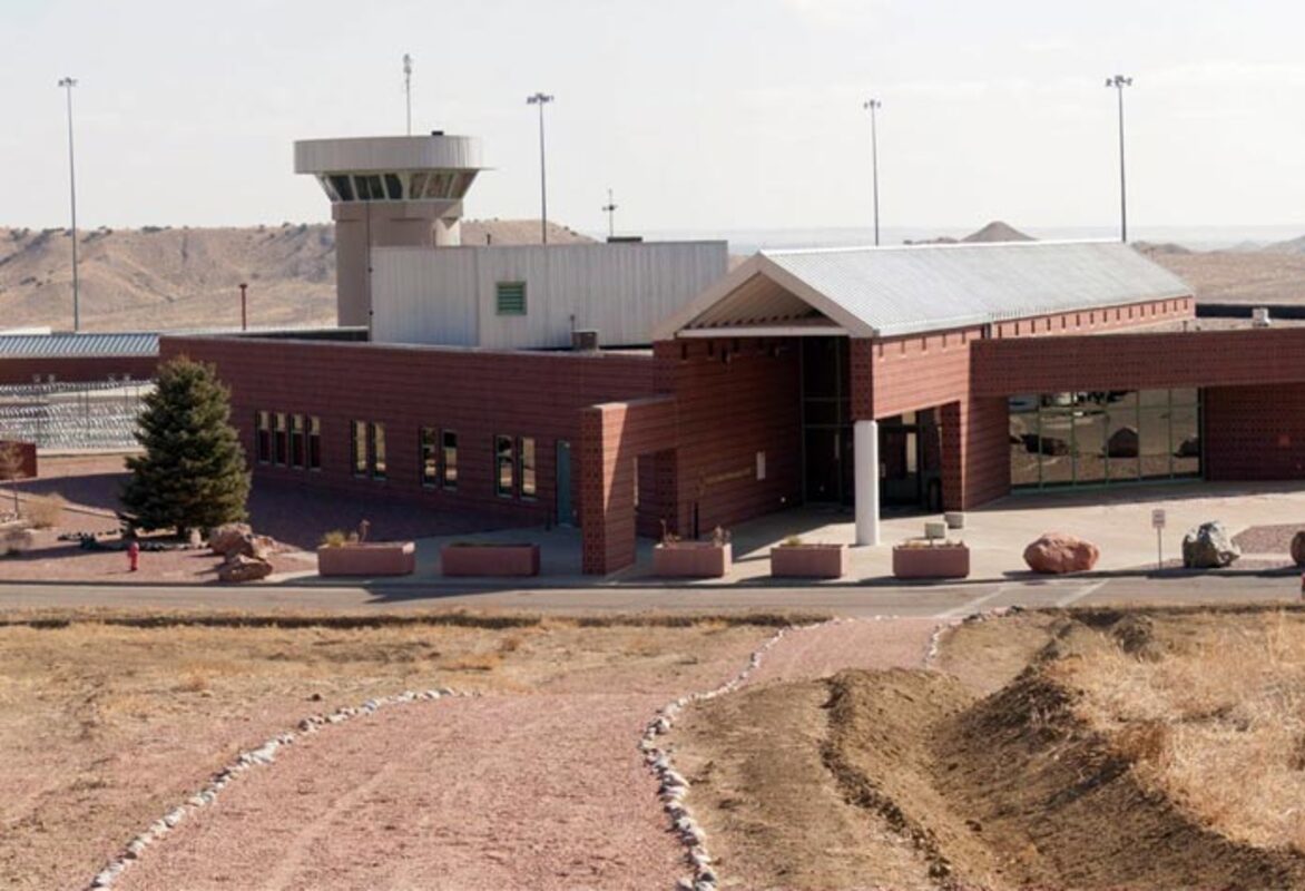 ADX Florence (Florence, Colorado): Conhecida como "Alcatraz das Montanhas Rochosas", essa penitenciária é considerada a prisão federal de segurança máxima mais segura dos Estados Unidos. Foi inaugurada em 1994.