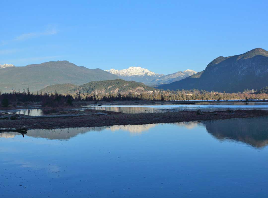 Fiorde Kenai Fjords National Park - Alasca (EUA) - Com 2.711 km², o parque Nacional recebeu o nome de seus numerosos fiordes esculpidos em glaciares. Eles descem as montanhas até o Harding Icefield, um dos maiores campos de gelo do país  que engloba 40 geleiras.