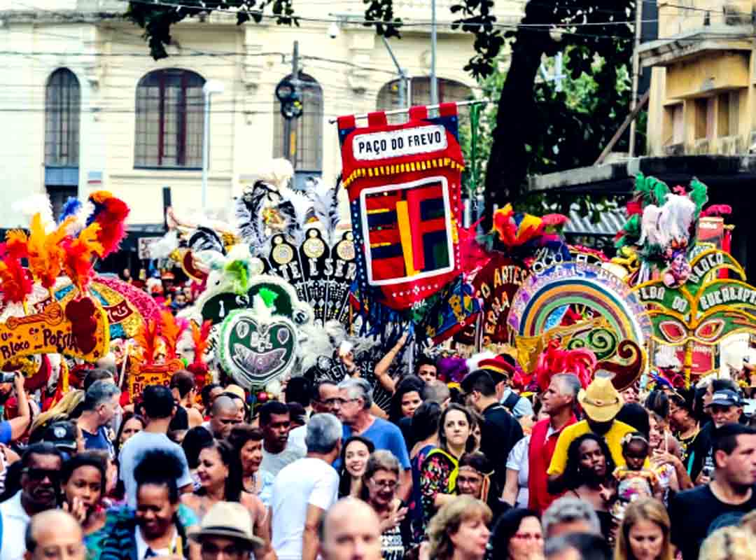 As ruas de duas das cidades mais importantes do Nordeste brasileiro apresentam Frevo, maracatu, blocos de rua, bailes de máscara e o famoso Galo da Madrugada.-Divulgação