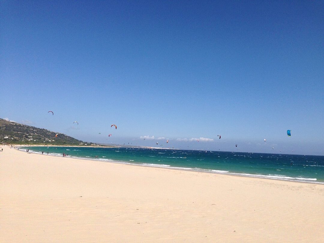 10) Punta Paloma (Cádiz, Espanha): Localizada na extremidade das praias de Tarifa, na costa sul da Espanha, Punta Paloma é famosa por sua extensa faixa de areia dourada. Além disso, outro destaque é a imponente duna de areia que margeia a praia, que chega a ter 100 metros de altura!
