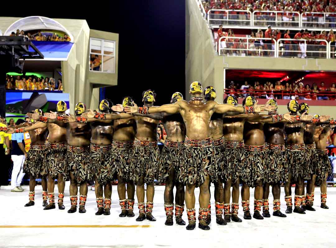 <p>Com um enredo sobre Angola, a Comissão de Frente da Unidos de Vila Isabel trouxe uma Savana Africana no tripé, com um Rinoceronte ao centro. A coreografia chamou a atenção com a sincronia comandada por Marcelo Misailidis, ao representar a perseguição aos animais.    </p>
