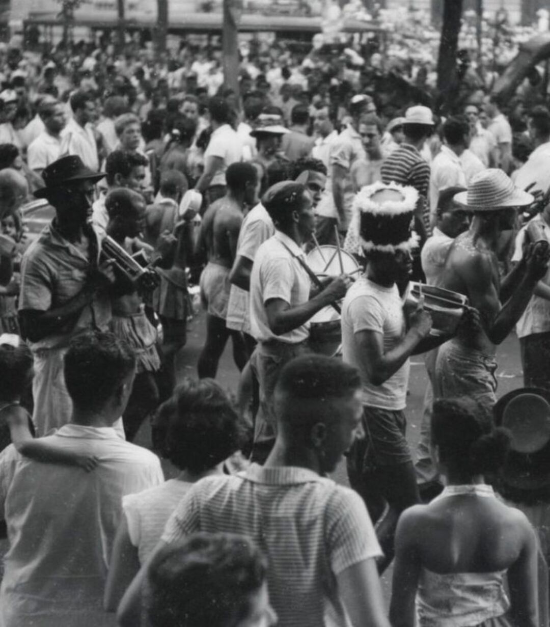 Festas africanas, portuguesas e italianas tiveram forte influência no que se tornou o Carnaval em todo o Brasil.  Foi no fim do século 19 que surgiram os primeiros blocos e cordões carnavalescos, que desfilavam pelas ruas com muita música, fantasias e dança. 