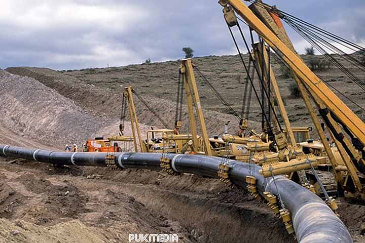 O Egito desempenha um papel central no comércio global de petróleo por meio do oleoduto SUMED, essencial para a segurança energética mundial. A infraestrutura oferece uma rota alternativa em situações de crise no transporte marítimo, garantindo o fluxo de petróleo entre o Mar Vermelho e o Mar Mediterrâneo.
