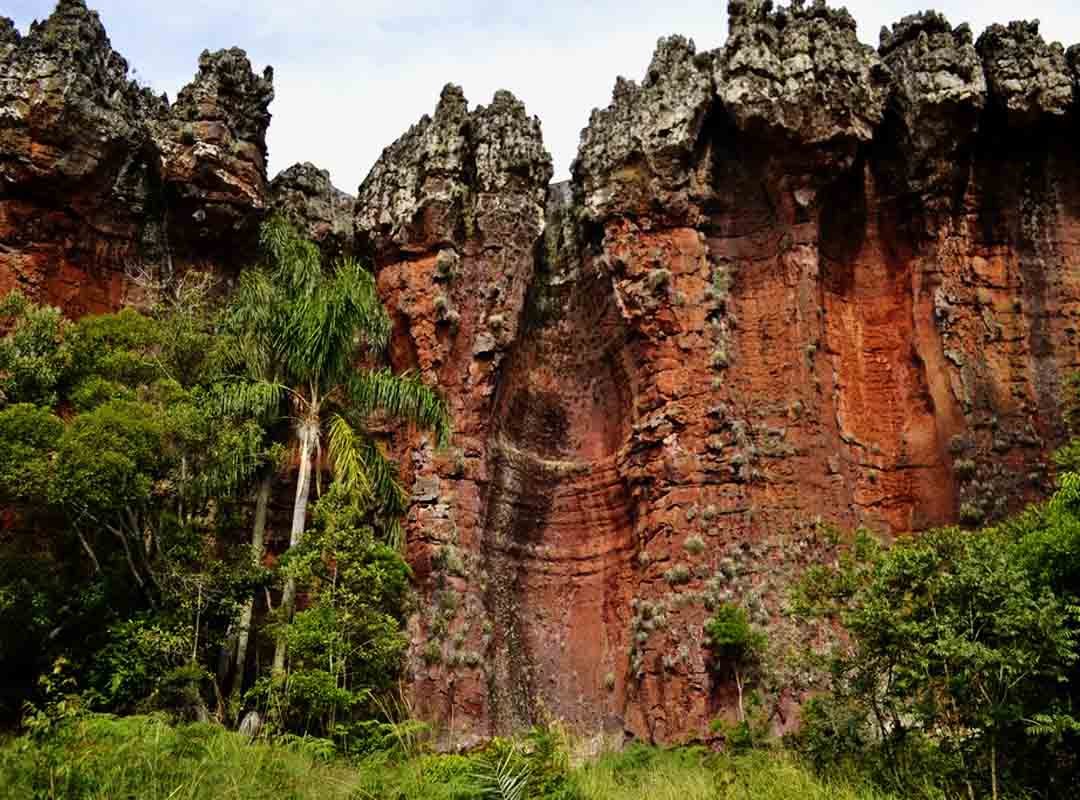 Garrafa Coca-Cola, Paraná: Uma das formações rochosas mais inusitadas do Parque Estadual de Vila Velha, esculpida ao longo de milhares de anos e localizada em Ponta Grossa, recebeu esse nome pela semelhança com uma garrafa de Coca-Cola.