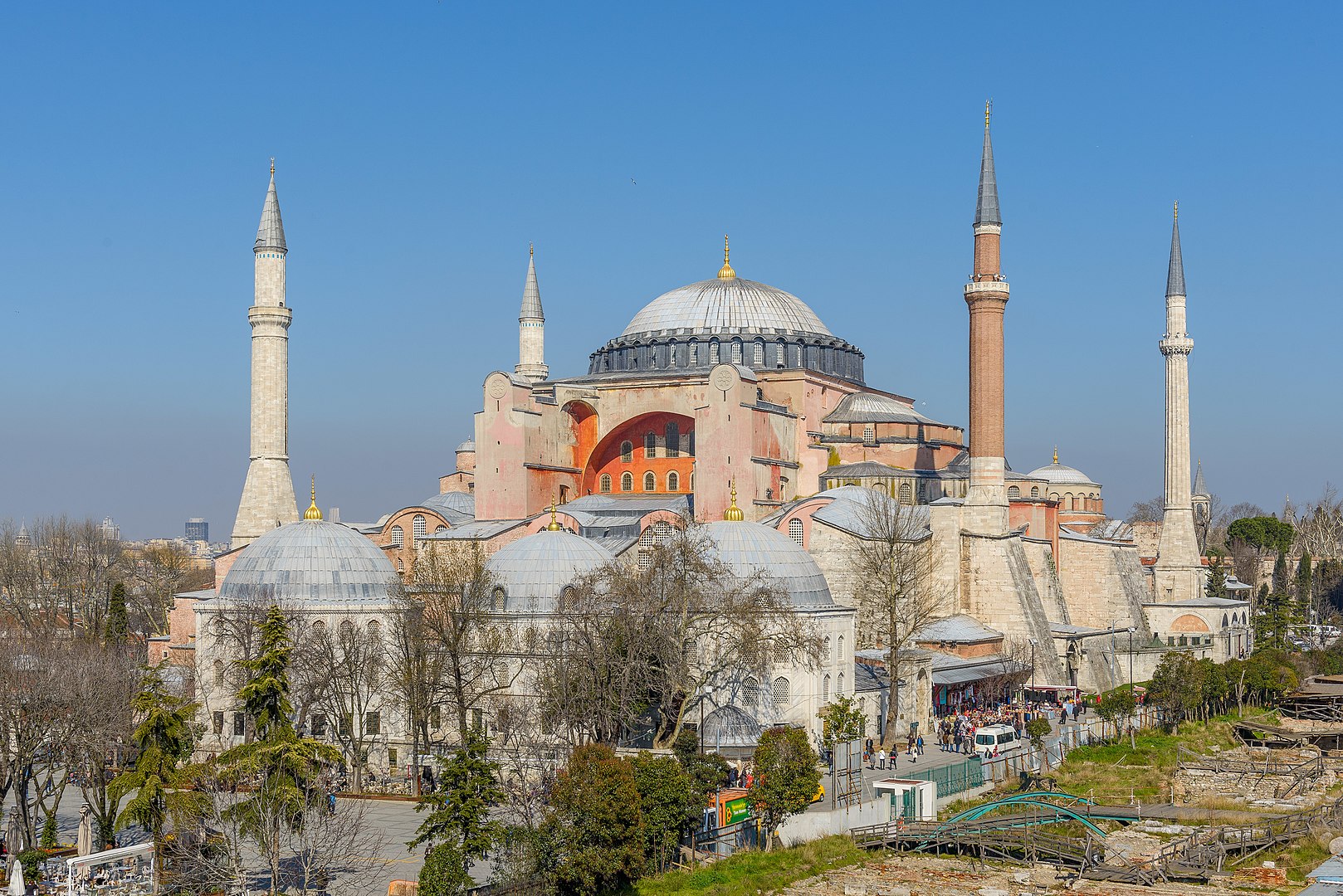 <p>A Hagia Sophia, em Istambul, foi construída no século VI como basílica bizantina e se tornou um dos maiores símbolos da arquitetura mundial.<br />
Ao longo dos séculos, já foi igreja, mesquita e museu, reunindo elementos cristãos e islâmicos em um único monumento histórico.</p>

