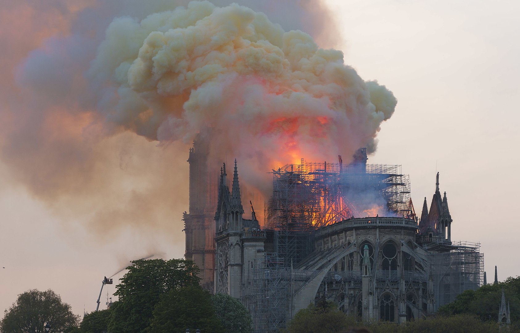 Em 15 de abril de 2019, um incêndio destruiu parte da catedral, provocando o colapso de sua armação, da agulha e do relógio. A abóbada sofreu muitos danos. Uma obra de reconstrução e restauração tem sido feita e a previsão é de que Notre Dame seja reaberta em dezembro de 2024. 