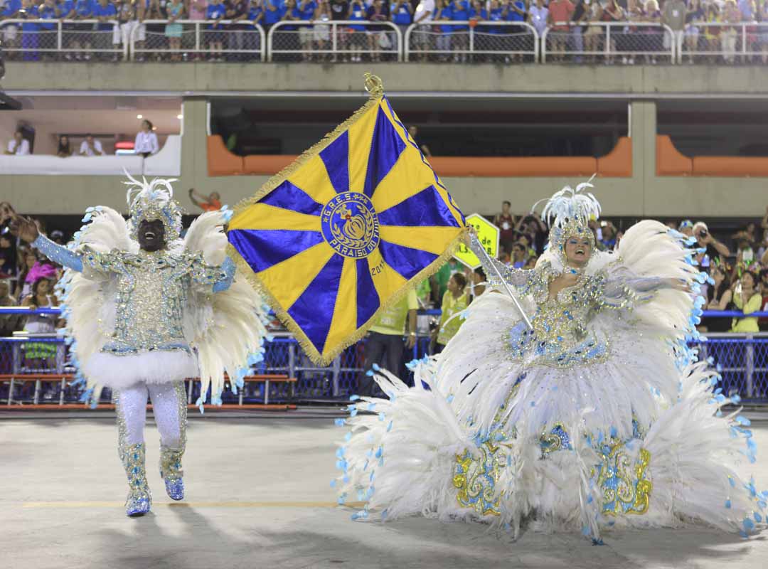 O mestre-sala possui a função de cortejar a porta-bandeira, além de mostrar e proteger, com orgulho, a bandeira de sua escola de samba. A porta-bandeira, por sua vez, tem a função de carregar e exibir a bandeira da escola, conduzindo-a com gestos leves, graciosos e de reverência.
