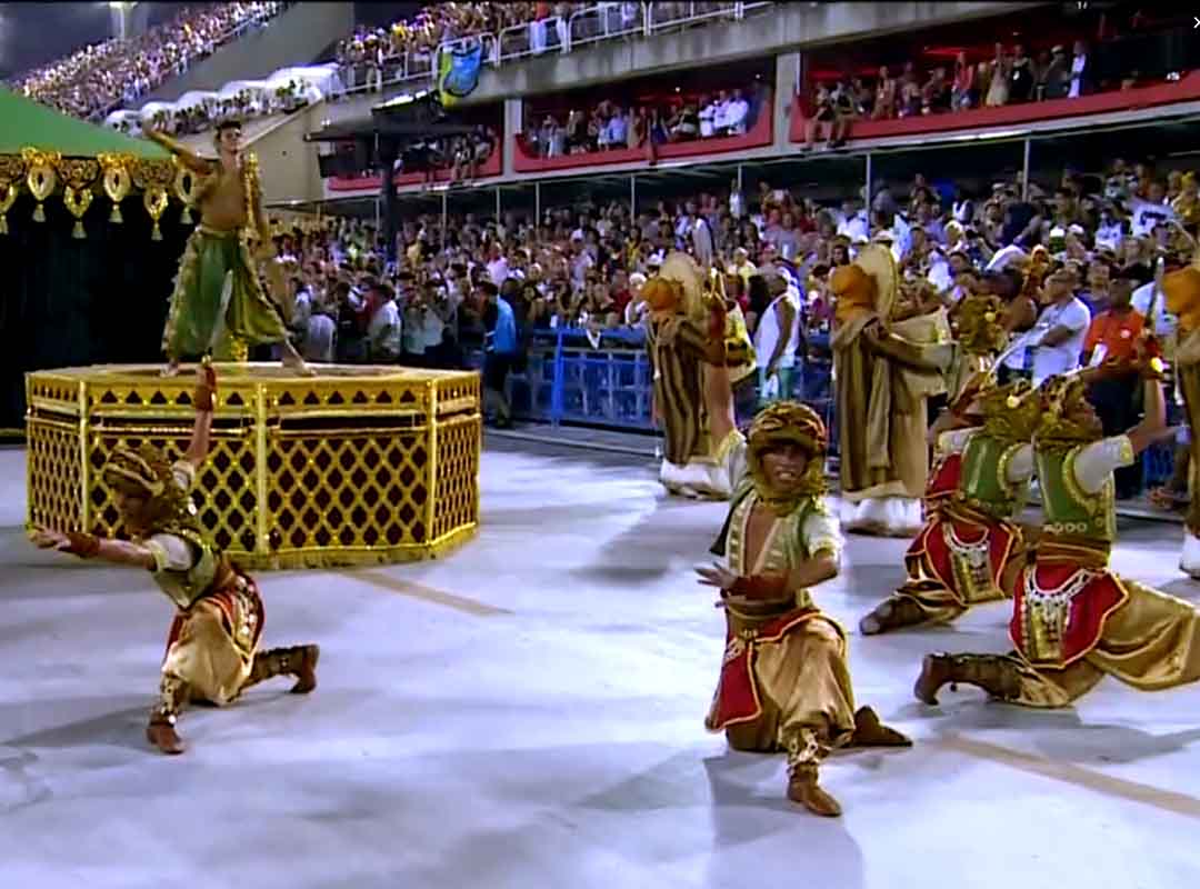 <p>A Mocidade conquistou o título em 2017, ao lado da Portela, com um enredo sobre o Marrocos. A Comissão de Frente surpreendeu com o Aladim sobrevoando a Avenida sobre um tapete mágico. Na verdade, os coreógrafos  Saulo Finelon e Jorge Teixeira trouxeram um drone para causar um efeito de ilusão e magia.</p>
