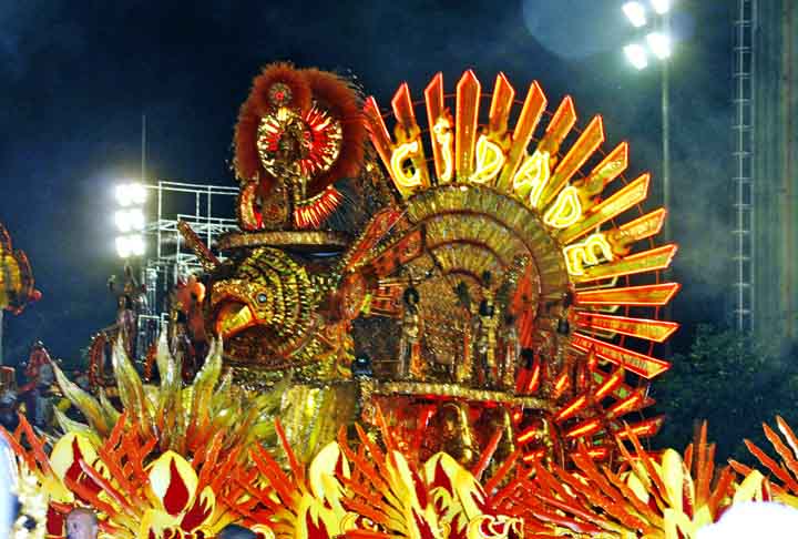 Com o enredo "Da Chama da Razão ao Palco das Emoções... Sou Máquina, Sou Vida... Sou Coração Pulsando Forte na Avenida!!!", a Mocidade conquistou o título de 2009, numa disputa acirrada e que só foi definida no último quesito. - Flickr/BERALDO1