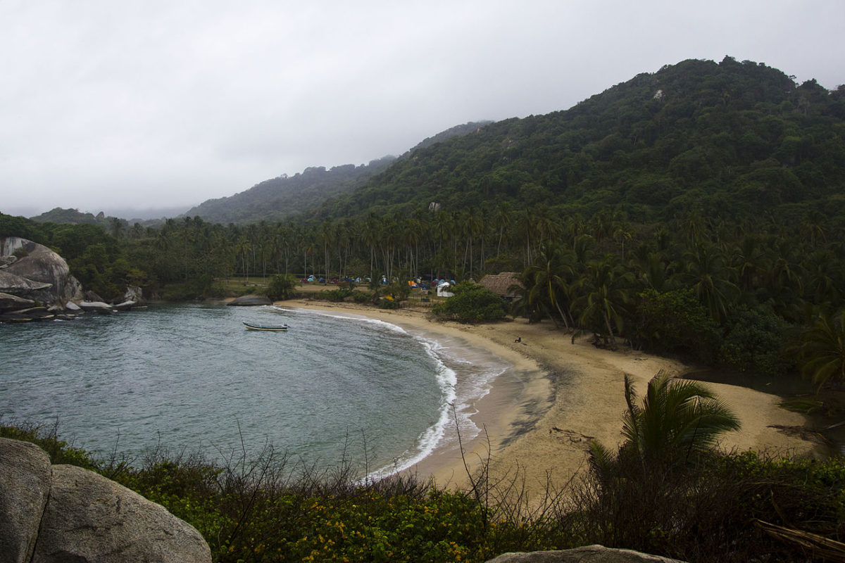 7) Cabo San Juan del Guía (Parque Nacional Natural Tayrona, Colômbia): A praia, que fica a cerca de 45 minutos de caminhada da entrada do parque em Calabazo, é cercada por uma exuberante floresta tropical, que oferece vistas deslumbrantes e oportunidades para caminhadas e observação da vida selvagem.
