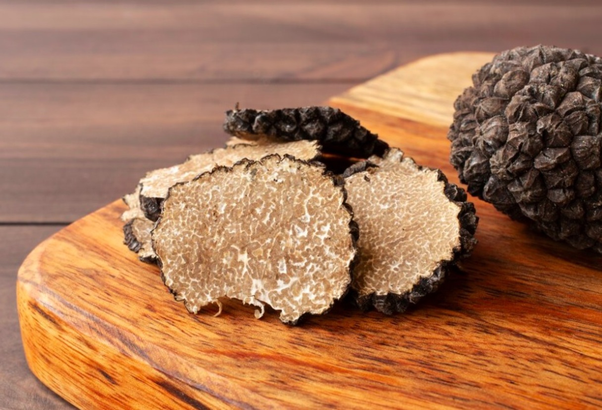 Alguns restaurantes brasileiros já oferecem pratos com trufas negras em seus menus, geralmente como itens sazonais ou especiais.-freepik
