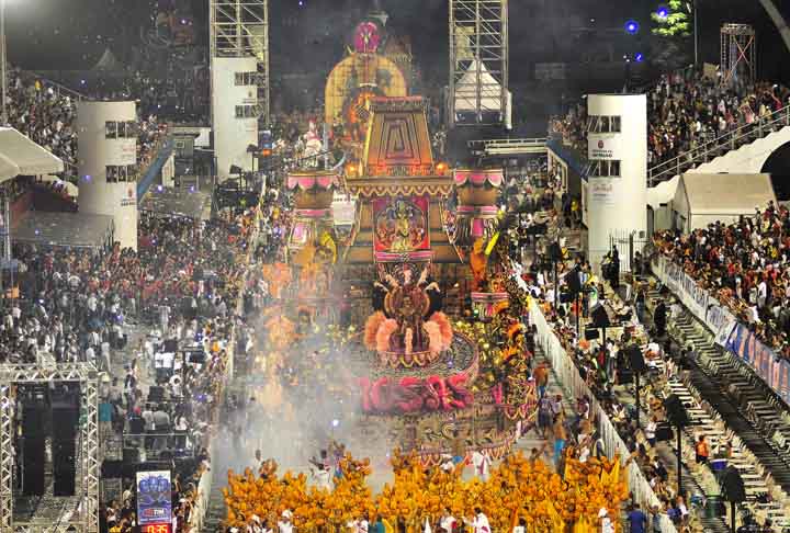 Após 16 anos sem vitória, a Rosas de Ouro foi campeã do carnaval de São Paulo em 2010. A escola ergueu a taça ao falar do cacau e da delícia de um dos presentes mais gostosos de se ganhar: o chocolate. - Flickr/Rosas de Ouro