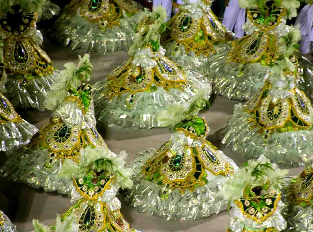 A confecção das roupas das baianas tornou-se uma indústria do carnaval que é uma das maiores fontes de emprego tanto para os componentes das escolas como para os profissionais contratados pelas escolas. A confecção de fantasias e alegorias gera empregos nos barracões das agremiações.