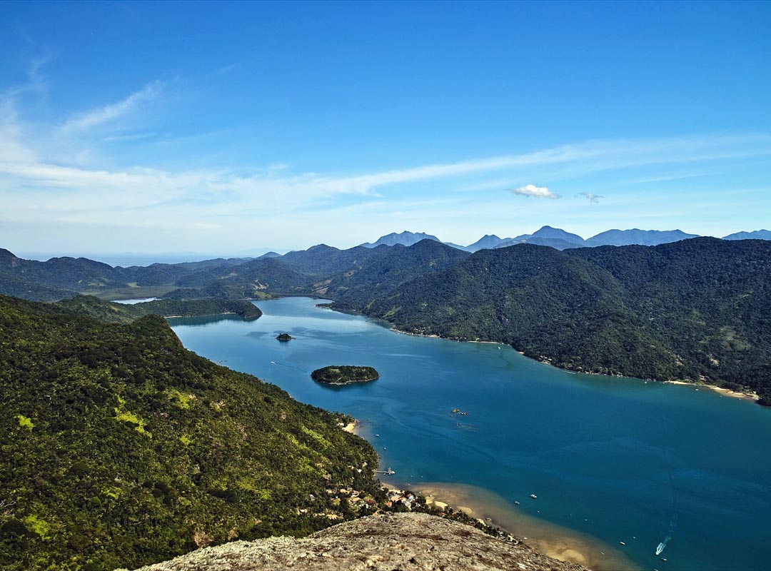 O Brasil tem um único fiorde: o Saco de Mamanguá, em Santa Catarina. Tem 8 Km de comprimento por 1 Km de largura. No meio do percurso fica o Pico do Pão de Açúcar, montanha  de 425 metros de altura de cuja trilha se tem uma visão panorâmica da área.