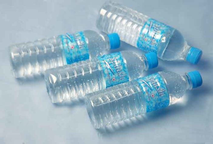 Microplásticos na água mineral