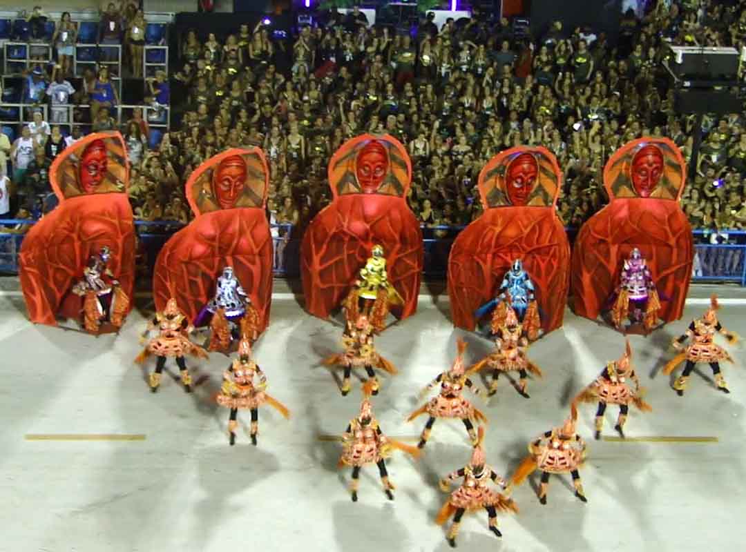 <p>O Salgueiro trouxe, em 2018, uma ComissÃ£o de Frente que simbolizava o mistÃ©rio da vida. Com uma cabaÃ§a no centro, os orixÃ¡s fazem um sÃºplica pela fertilidade e balÃµes representando bebÃªs flutuam durante a apresentaÃ§Ã£o. Em seguida, essas mÃ£es tÃªm seus bebÃªs em mÃ£os, com muita danÃ§a e uma coreografia sincronizada.</p>
