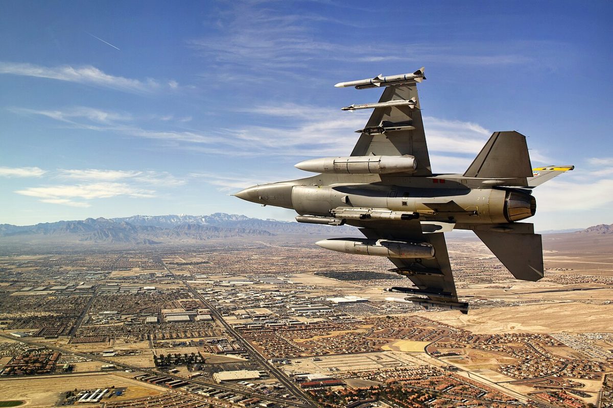 8º) Egito (1.080 aeronaves): Criada em 1937, a Força Aérea Egípcia (EAF) é a maior força aérea da África. Os modelos F-16 Fighting Falcon (foto), Mirage 2000 e Rafale fazem parte do arsenal
