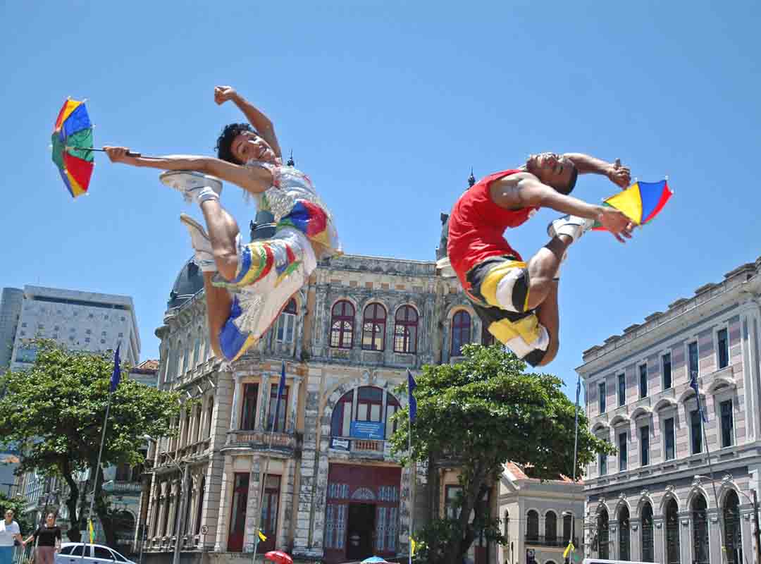 As sombrinhas coloridas assumem um papel importante na dança. Elas auxiliam na coreografia, ajudando os dançarinos a obter equilíbrio ao executar passos acrobáticos. Além disso, trazem um colorido especial à dança. 