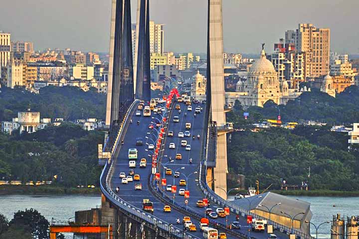 Capital do estado de Bengala Ocidental, Calcutá tem batido recordes de poluição atmosférica mesmo com medidas drásticas, como proibição de circulação de carros com de 15 anos de fabricação.
-DasAritra/Wikimédia Commons