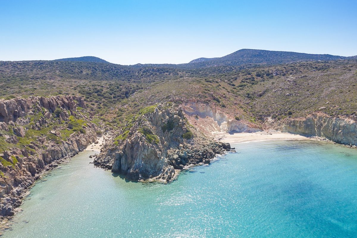 5) Sarakiniko (Ilha de Milos, GrÃ©cia): A praia Ã© conhecida por sua beleza natural Ãºnica, com formaÃ§Ãµes rochosas vulcÃ¢nicas brancas que criam uma paisagem lunar. As Ã¡guas cristalinas e a areia fina e dourada completam o cenÃ¡rio paradisÃ­aco.