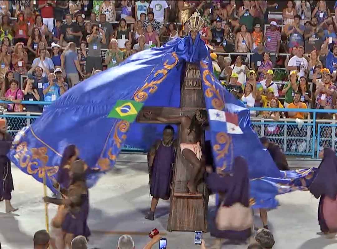 <p>Os componentes da Comissão da Estácio, em 2019, mostraram a síntese do enredo “A fé que emerge das águas”. Baseada no teatro, a apresentação mostrou a crucificação do Cristo Negro e a aparição da Mãe Negra, Nossa Senhora Aparecida.</p>
