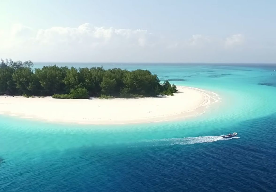 4) Ilha Mnemba (Zanzibar, Tanzânia): A ilha é de propriedade privada e apenas os hóspedes do Mnemba Island Lodge têm acesso à praia. A ilha também é cercada por um recife de coral vibrante, tornando-a um destino ideal para mergulho e snorkel.