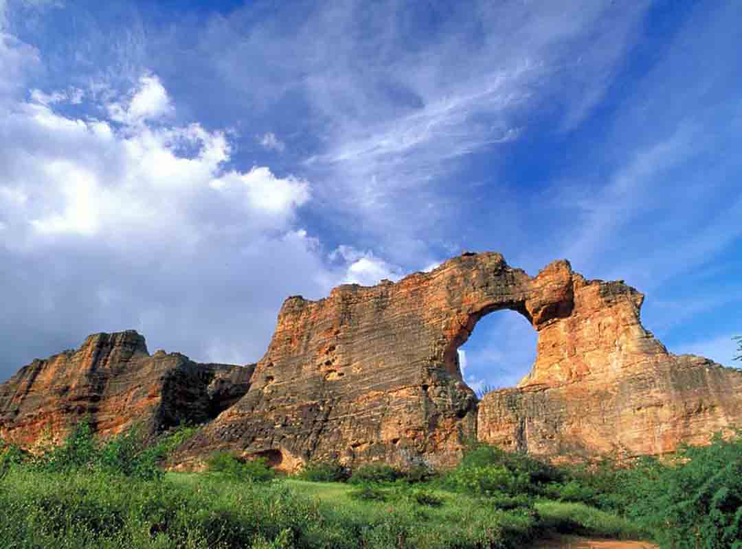 Pedra Furada Piauí: Ao contrário das outras formações rochosas estranhas, esta pedra não tem a forma de um objeto ou animal, mas é interessante por ter um buraco no meio da parede de rocha. Ela fica no Parque Nacional da Serra da Capivara.