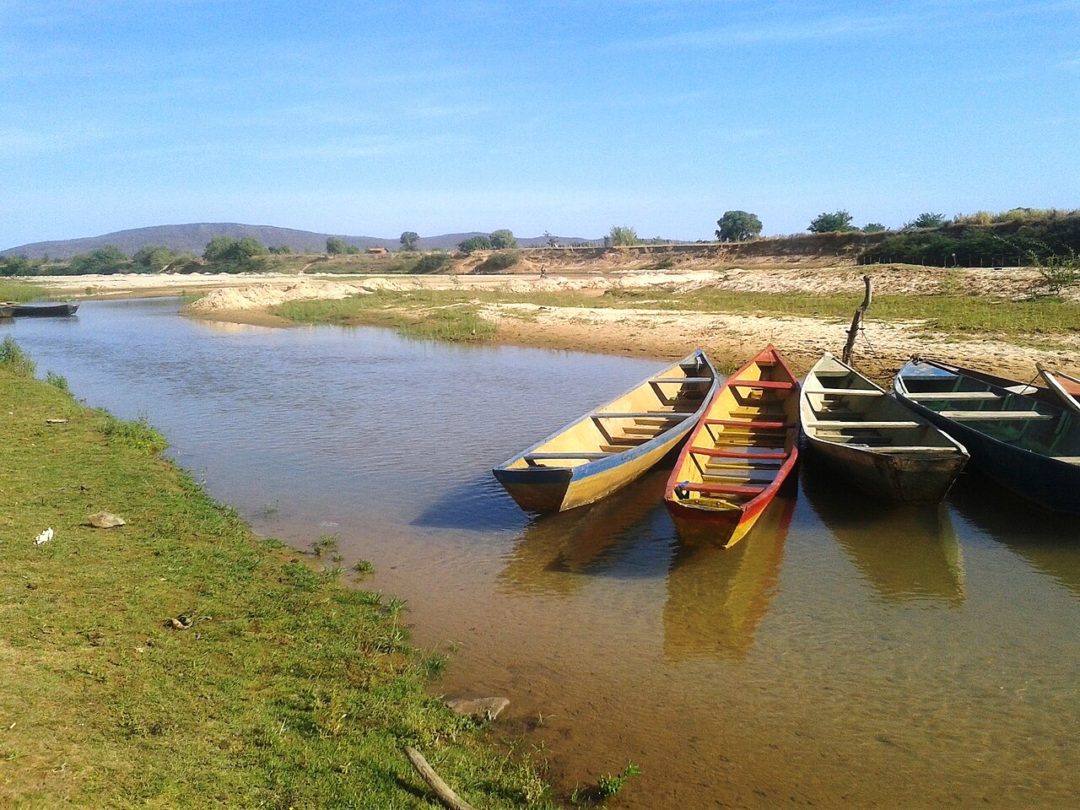 No entanto, o São Francisco enfrenta sérios desafios ambientais, como a degradação de suas margens, a poluição e a diminuição de seu volume de água devido ao desmatamento e ao uso inadequado dos recursos hídricos.
