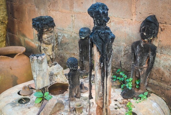 Culturalmente, o Benin é considerado o berço do Vodu, uma religião tradicional que não só é amplamente praticada no país, mas também exerce uma influência significativa na cultura e nas cerimônias nacionais.