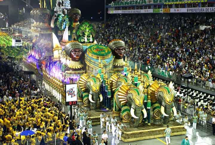 A Mancha Verde foi a campeã do carnaval 2019 de São Paulo, de forma inédita. A escola levou o troféu com desfile sobre a princesa africana Aqualtune, avó de Zumbi dos Palmares, e discutiu escravidão, direitos de negros e mulheres e intolerância religiosa na avenida. - Flickr/Liga SP