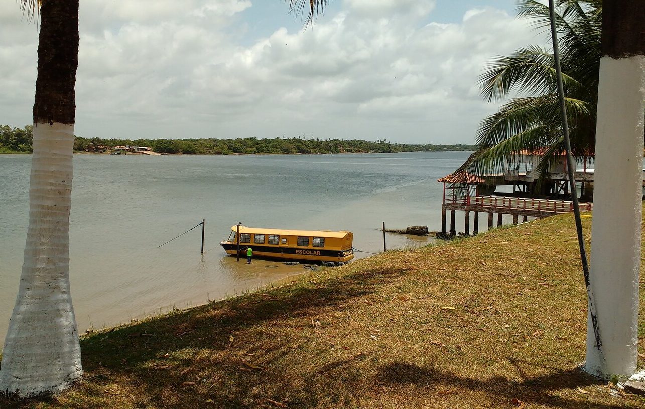 Para chegar até lá, é preciso atravessar o delta do Amazonas, passando pelo estuário complexo do rio Pará e pela baía do Marajó, que são as áreas onde as águas do rio se encontram com as águas do mar.