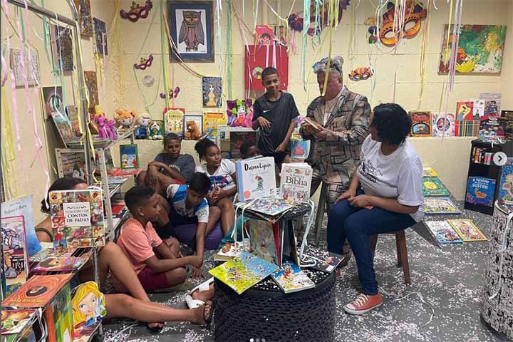 No Cantagalo, inaugurou uma biblioteca (projeto "Favelivros"), que estimula a leitura e novos talentos no mundo das artes. AlÃ©m disso, ele emprestou sua voz marcante e carismÃ¡tica ao aplicativo de GPS, Waze, e tambÃ©m do metrÃŽ do Rio, no carnaval.Â 