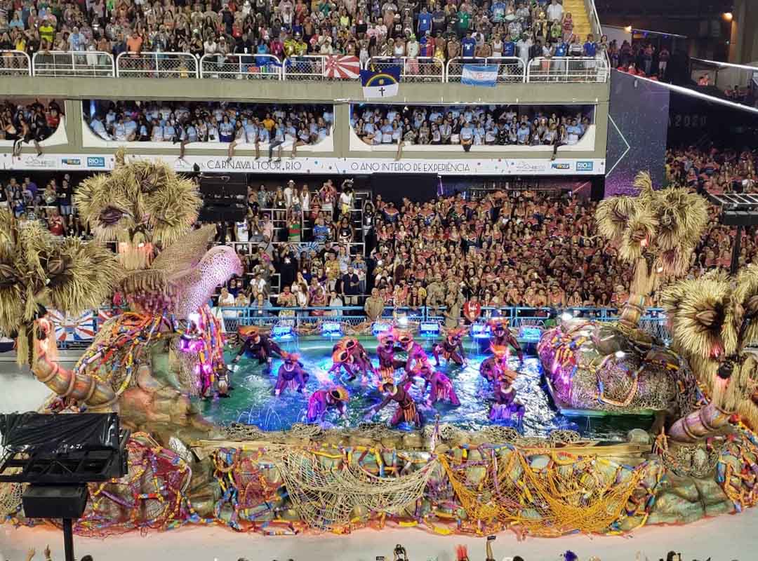 <p>A Comissão de Frente da Grande Rio, em 2020, chamou a atenção. Com um enredo sobre Joãosinho da Goméia (Tata Londirá), a escola trouxe a apresentação do início da vida do sacerdote do candomblé até entender sua mediunidade e a relação com os caboclos e guias espirituais. </p>
