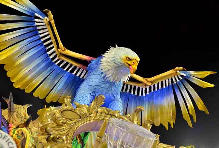 A Águia de Ouro foi a grande campeã do carnaval 2020 de São Paulo.Foi a primeira vez em 43 anos que a agremiação levou o título de campeã do carnaval paulistano. A escola levou o troféu com enredo sobre a evolução do conhecimento humano, da Idade da Pedra à esperança nos robôs e, em um carro sobre a educação, fez uma homenagem a Paulo Freire.  - Divulgação/Liga SP