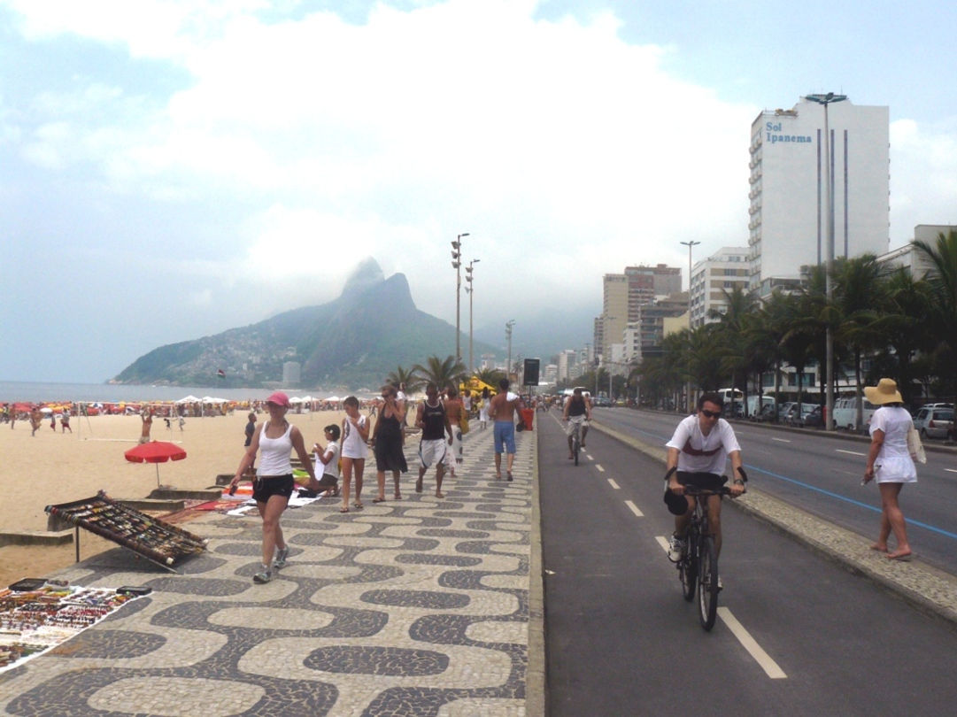 2) Praia de Ipanema (Rio de Janeiro, Brasil): AlÃ©m da praia em si, o calÃ§adÃ£o se tornou um sÃ­mbolo do Rio de Janeiro , por ser um local de constante movimento, com pessoas caminhando, correndo, praticando esportes ou simplesmente apreciando a vista.