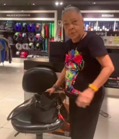 Vilma Nascimento - Ex-porta-bandeira da Portela passa por situação constrangedora no Aeroporto de Brasília
