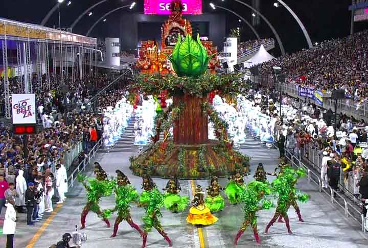 A grande campeã do Carnaval SP 2023 foi a Mocidade Alegre. Com disputa acirrada com a Mancha Verde, segunda colocada do grupo e vice-campeã, a definição ficou para a última nota do quesito fantasia. A Morada do Samba trouxe para o Anhembi a história de um samurai negro. Yasuke, um moçambicano que integrou a comitiva jesuíta italiana, tornou-se o primeiro samurai negro da história do Japão. - Reprodução/TV Globo