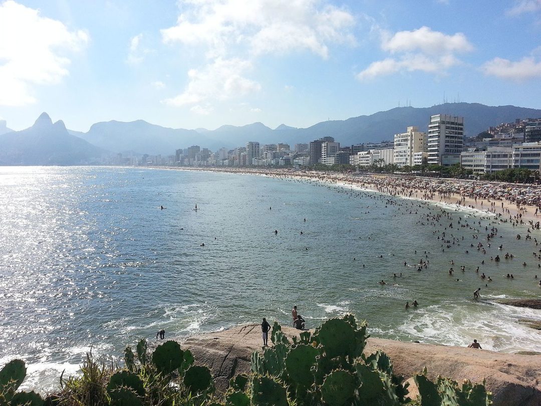 Quando Antônio ainda era bebê, seus pais se separaram e sua mãe mudou-se com os filhos (Antônio Carlos e sua irmã Helena Isaura) para Ipanema, bairro litorâneo que o compositor mais tarde celebraria em suas canções. 