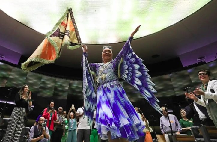 Vilma Nascimento - Ex-porta-bandeira da Portela passa por situação constrangedora no Aeroporto de Brasília