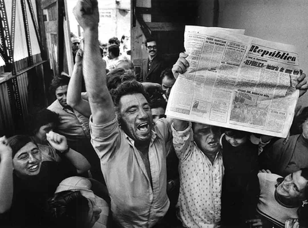 SebastiÃ£o Salgado foi a Portugal e Ã s entÃ£o colÃŽnias lusas Angola e MoÃ§ambique a fim de registrar os levantes que encerrariam o regime de 40 anos. 
