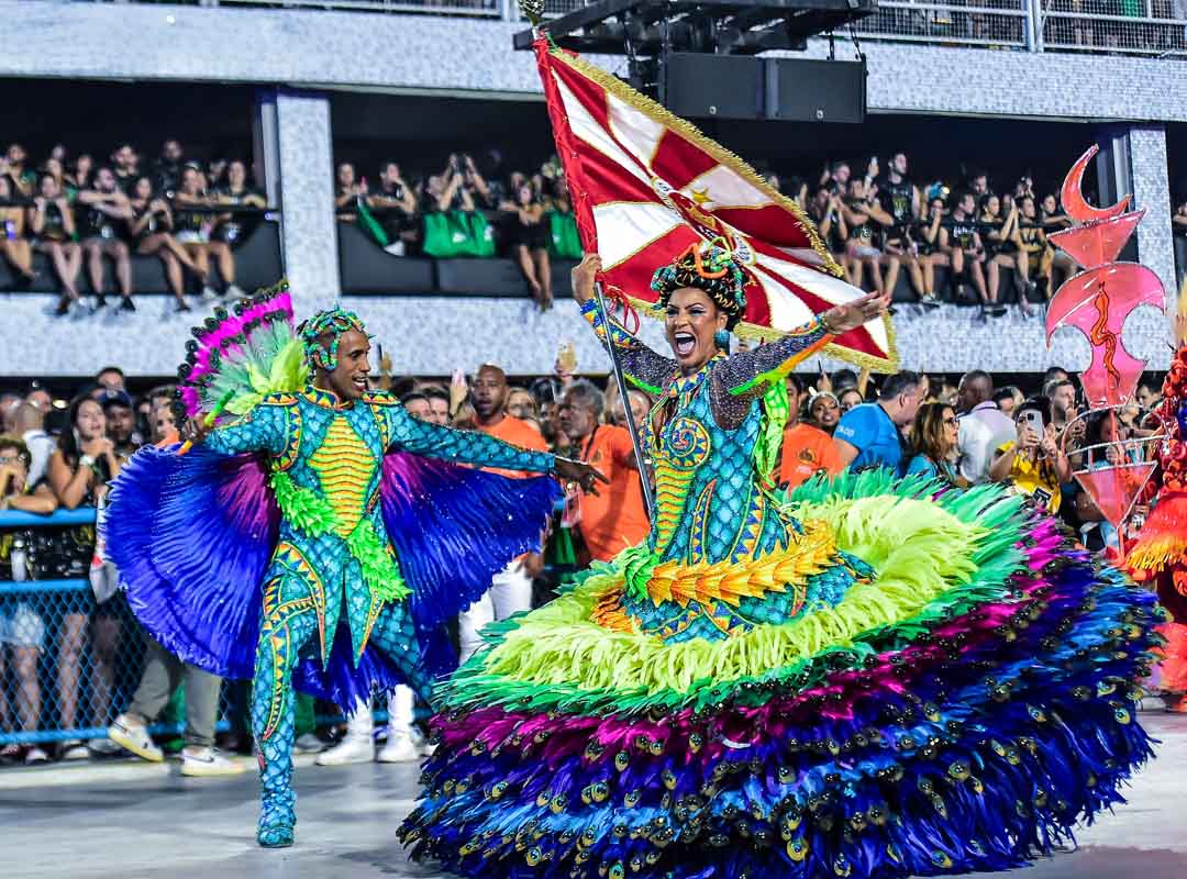 Com o passar dos anos, portanto, o casal passou a utilizar fantasias com ligação direta ao enredo. Eles fazem parte da história que está sendo contada e os materiais variam de acordo com os temas de cada escola, assim como as cores. Um exemplo é a Viradouro, campeã de 2024, que falou sobre o culto ao Vodum Serpente e trouxe a roupa do casal nas cores do animal retratado. 