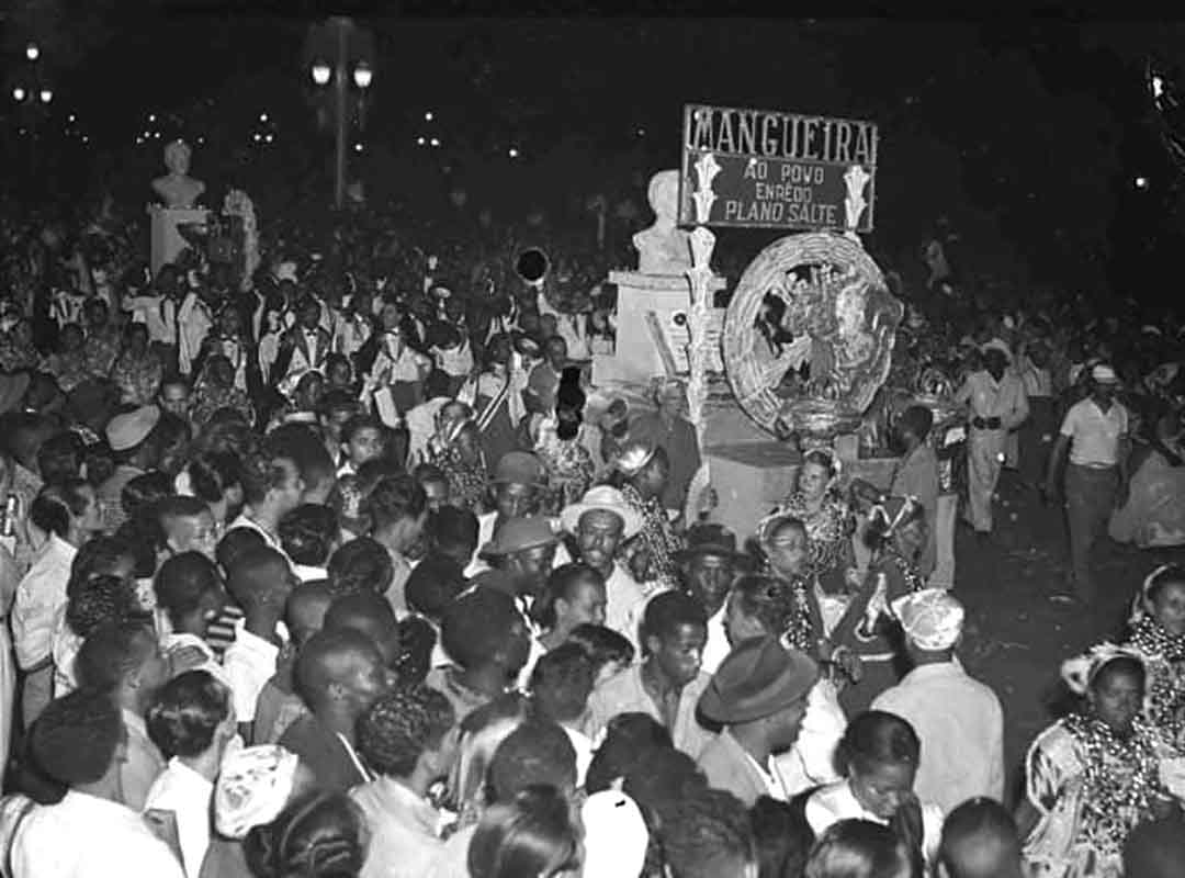 <p>A partir da década de 1960, as escolas de samba passaram a ter comissões de frente diferentes, que não só saudavam o público, como começavam a apresentar o enredo. </p>
