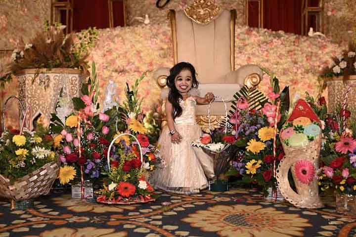 De acordo com suas manifestaÃ§Ãµes no Instagram, Jyoti Amge Ã© fascinada por moda e gosta de posar para fotos trajando roupas novas.