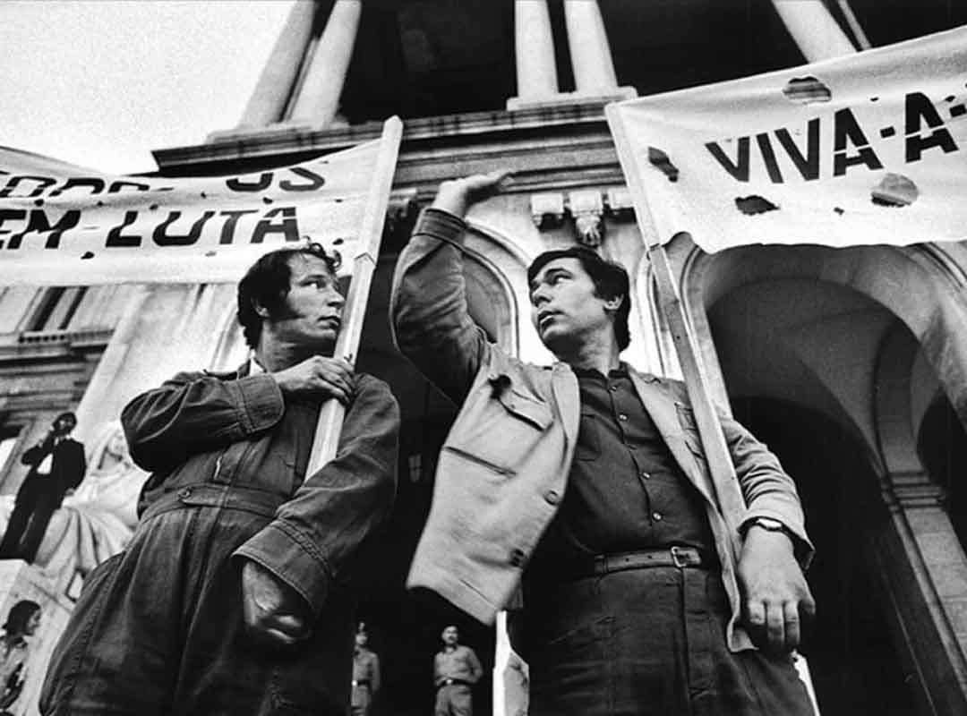 Também no ano passado, o Museu da Imagem e do Som reuniu numa exposição fotos de Salgado sobre a Revolução dos Cravos, que deu cabo da ditadura salazarista em Portugal em 1974. 

