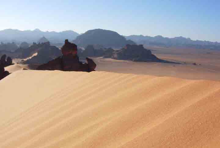 Os desertos estão entre as formações naturais mais curiosas do planeta. Veja quais são os maiores desertos do mundo.  -  (crédito: Roberdan/Wikimédia commons)