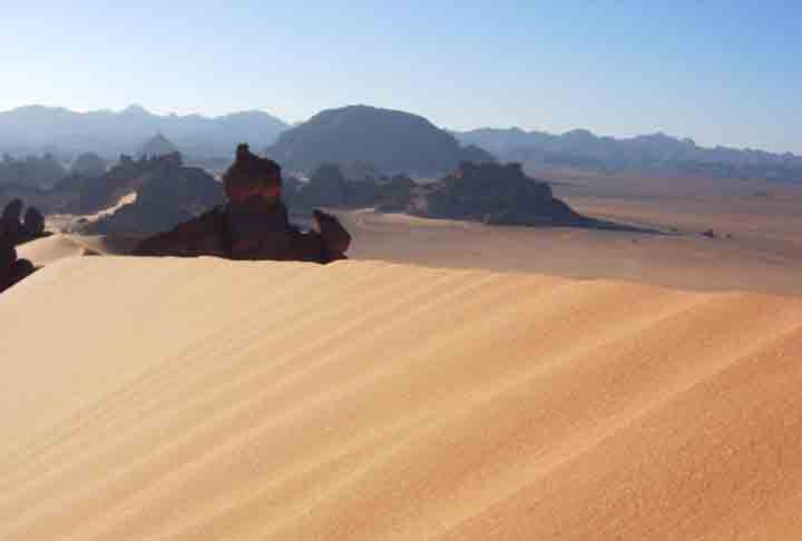 Os desertos estão entre as formações naturais mais curiosas do planeta. E o Saara, além de ser o mais famoso, é o maior deserto arenoso do mundo, só perdendo em tamanho para os desertos gelados nos polos.  Veja quais são os maiores desertos do mundo. 