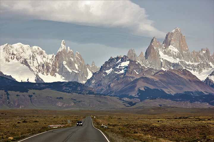 Argentina - Lar do Aconcágua, o pico mais alto das Américas, o país tem trilhas desafiadoras nos Andes. O Parque Nacional Los Glaciares e a região de Mendoza proporcionam paisagens impressionantes.