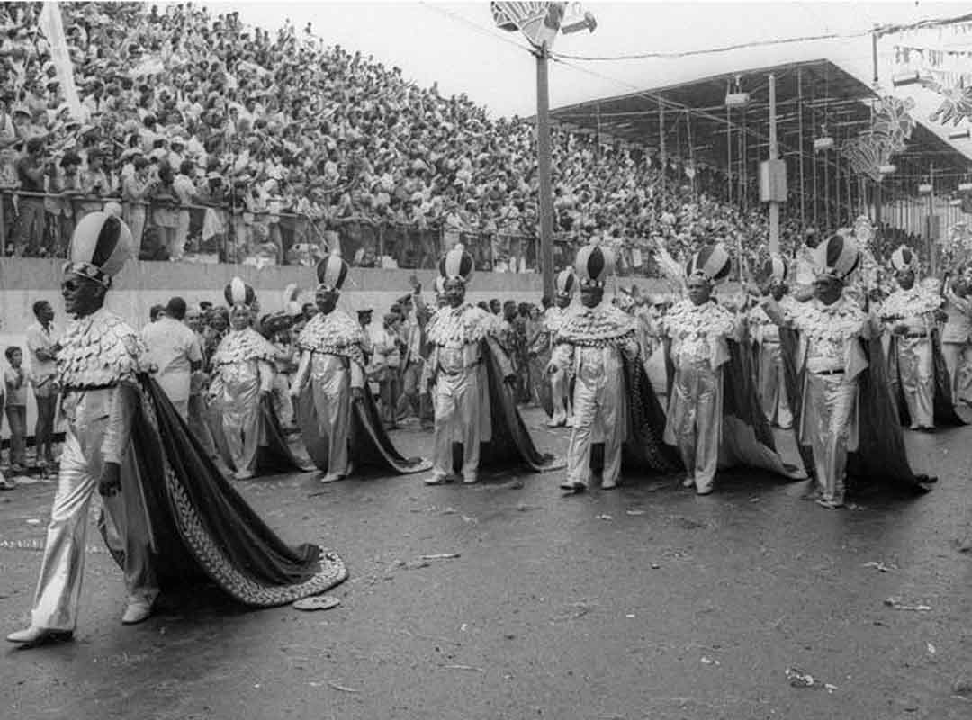 <p>Em 1969, foi a vez da Imperatriz Leopoldinense ter a primeira comissão de frente representada por mulheres, que faziam referência a tribos africanas. Nas décadas seguintes, as escolas passaram a investir ainda mais nas comissões, com as presenças de dançarinas, bailarinos profissionais e coreógrafos. A dança tornou-se frequente na abertura dos desfiles.</p>
