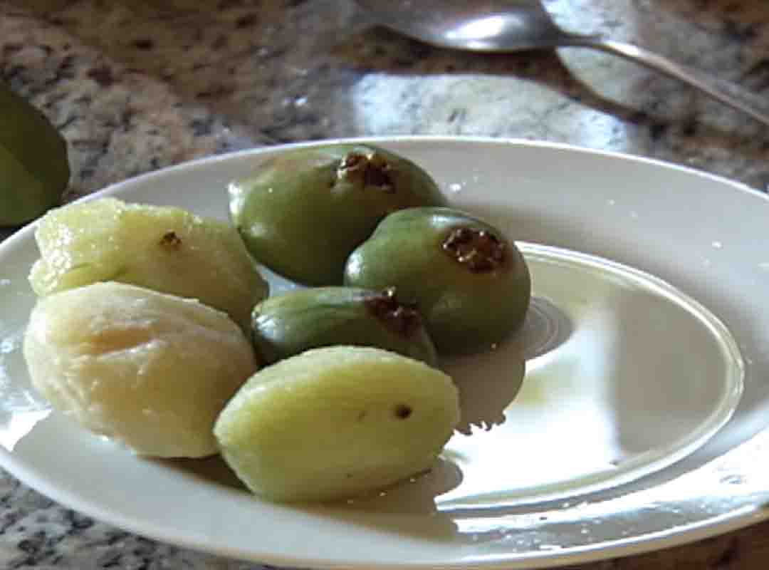 Cambuci (Campomanesia phaea) - Fruta da Mata Atlântica, muito azeda e aromática, lembra o sabor de um limão com maçã. Possui flavonoides e vitamina C, sendo usada em sucos, cachaças e tortas. Para amenizar a acidez, asse-a com maçã e canela em compotas que realçam o sabor frutado.