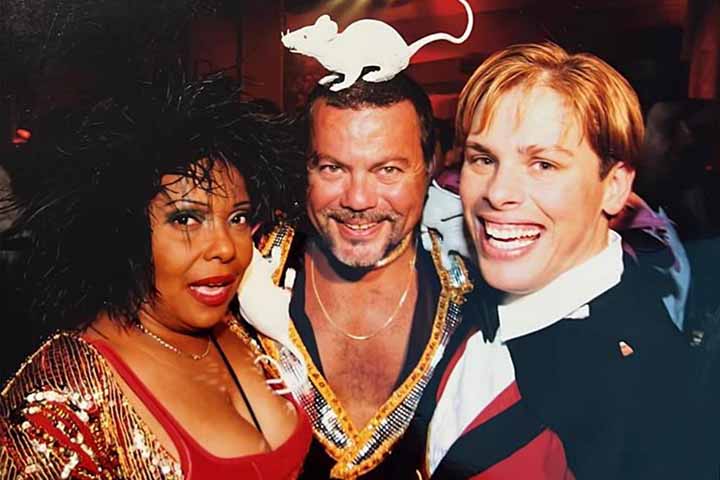 Milton também realizou trabalhos relacionados ao carnaval em Estocolmo, Londres e Johanesburgo. Trabalhou como cenógrafo de Shows em Angola e Brasil, para artistas como Luan Santana e Ney Matogrosso.